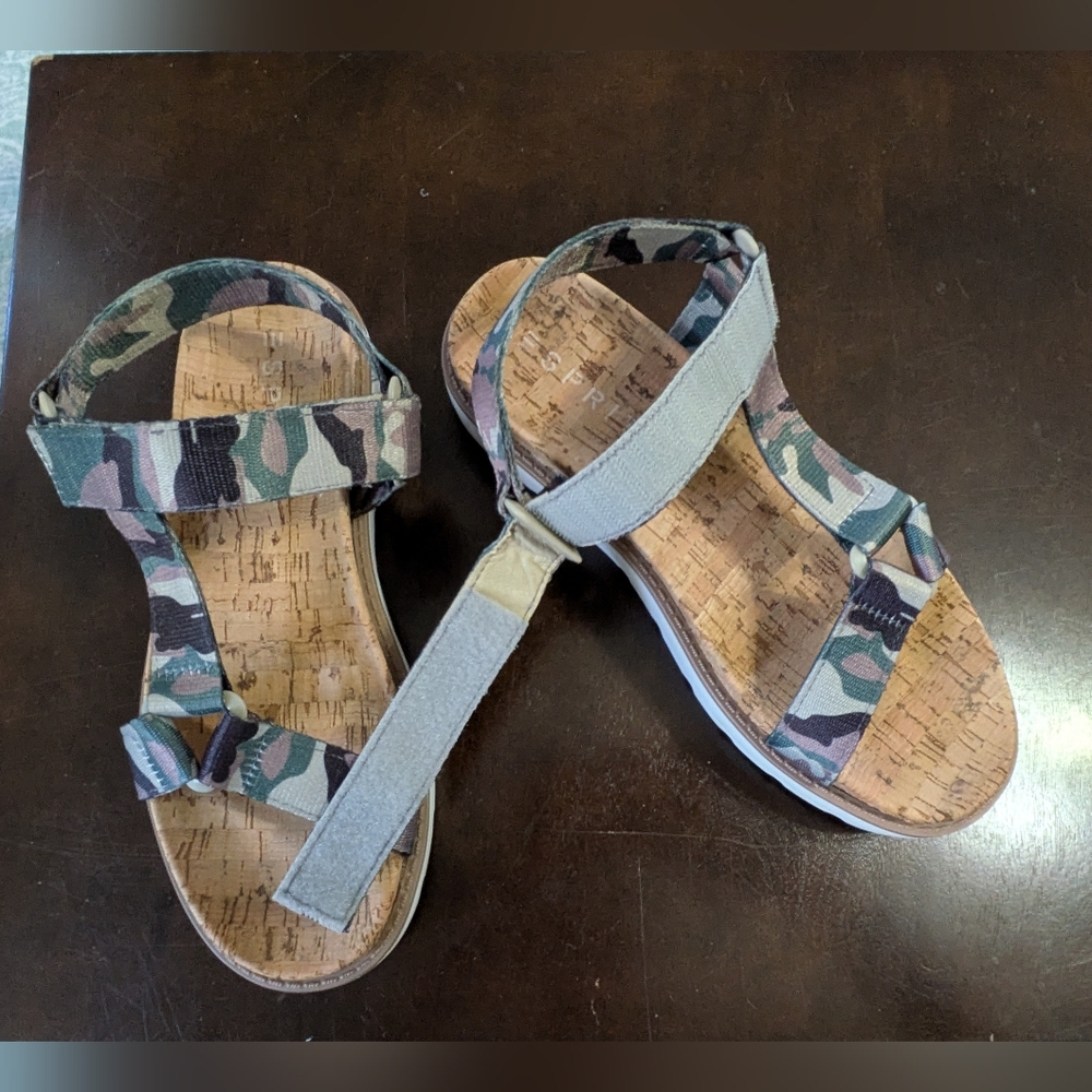 Esprit Camouflage Cork Platform Sandals. Size 8. - Picture 6 of 10